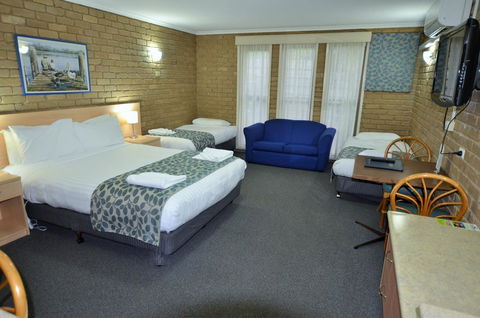 Tropicana Motor Inn - Dalby Accommodation 9