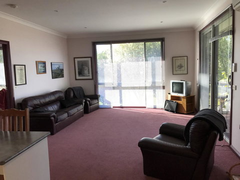 Eagle Bay Views - Dalby Accommodation 10