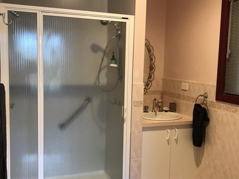 Eagle Bay Views - Dalby Accommodation 12