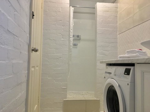 The Wheelhouse - 2BR Waterfront Apt In Town - Dalby Accommodation 14