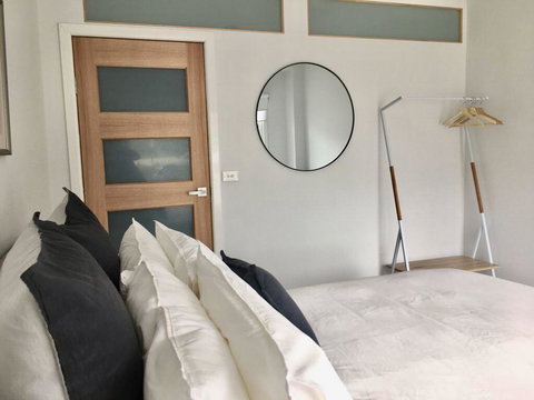 The Wheelhouse - 2BR Waterfront Apt In Town - Dalby Accommodation 5