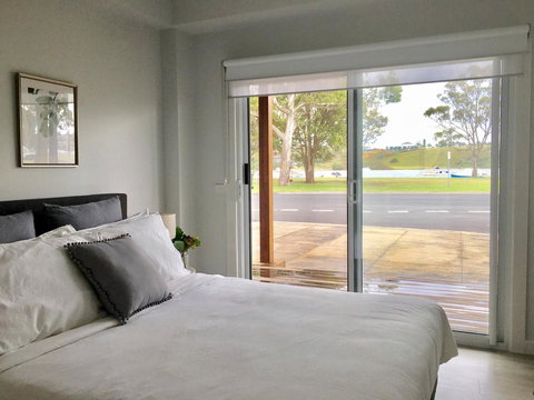 The Wheelhouse - 2BR Waterfront Apt In Town - Dalby Accommodation 3