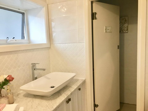 The Wheelhouse - 2BR Waterfront Apt In Town - Dalby Accommodation 12