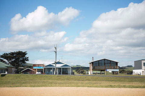 Stunning Waterfront Only 10 Minutes To Phillip Island - FREE EV UNIT 7kW For Electric Cars - Pet Friendly, Fireplace FREE WIFI Wine & Chocolates - Dalby Accommodation 26