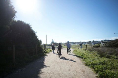 Stunning Waterfront Only 10 Minutes To Phillip Island - FREE EV UNIT 7kW For Electric Cars - Pet Friendly, Fireplace FREE WIFI Wine & Chocolates - Dalby Accommodation 6