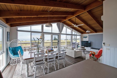Stunning Waterfront Only 10 Minutes To Phillip Island - FREE EV UNIT 7kW For Electric Cars - Pet Friendly, Fireplace FREE WIFI Wine & Chocolates - Dalby Accommodation 0