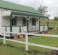 The Dollhouse Cottage - Dalby Accommodation