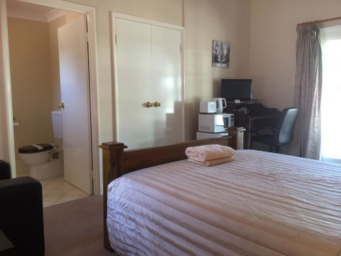 The Nosh & Nod - Howick Street - Dalby Accommodation 3