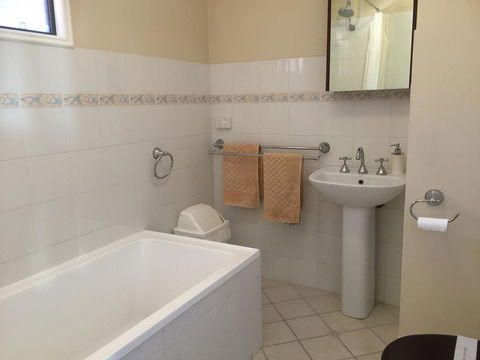 The Nosh & Nod - Howick Street - Dalby Accommodation 1