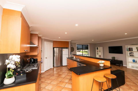 The Tinnock Entertainer Large & Comfy + Wifi - Dalby Accommodation 3