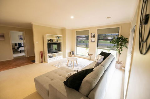 The Tinnock Entertainer Large & Comfy + Wifi - Dalby Accommodation 1