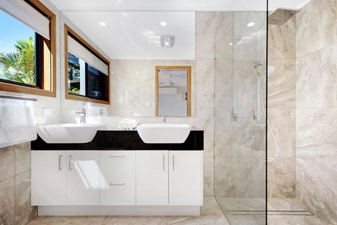 THE VIEW, TUGUN - 4 Bedrooms - Sea Views - Private Heated Pool - Dalby Accommodation 2