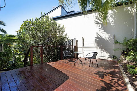 THE VIEW, TUGUN - 4 Bedrooms - Sea Views - Private Heated Pool - Dalby Accommodation 1
