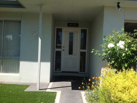 The Villa Kyabram - Dalby Accommodation 1