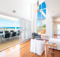 The White House - Central Coolum with Spectacular Ocean Views and WiFi
