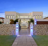 The White House GC Waterfront Home Cinema Jacuzzi Heated Pool - Dalby Accommodation