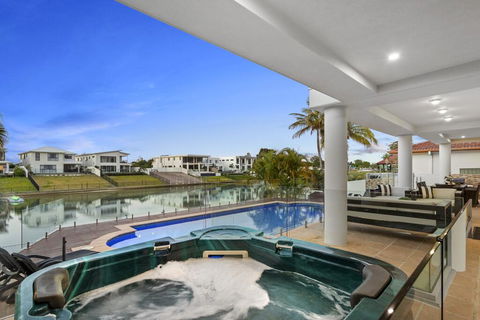 The White House GC Waterfront Home Cinema Jacuzzi Heated Pool - Dalby Accommodation 3