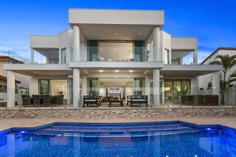 The White House GC Waterfront Home Cinema Jacuzzi Heated Pool - Dalby Accommodation 2