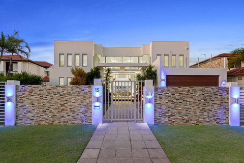 The White House GC Waterfront Home Cinema Jacuzzi Heated Pool - Dalby Accommodation 0