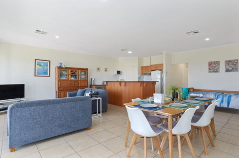 Ticky's Dream - 18 Turnberry Drive - Dalby Accommodation 3