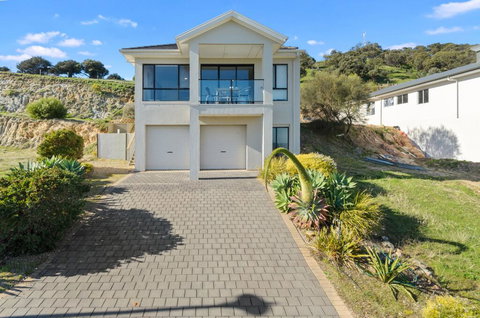 Ticky's Dream - 18 Turnberry Drive - Dalby Accommodation 1