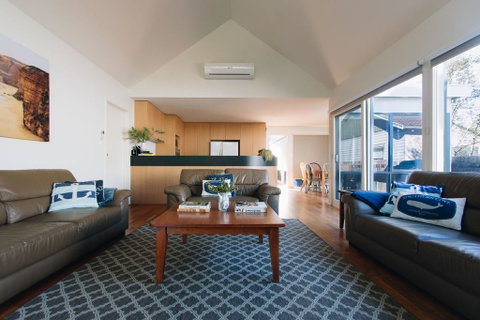 Torquay Retreats Aus - Eighteen Beach - Dalby Accommodation 2