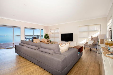 Tranquility Absolute Waterfront - Pet Friendly - 10 Mins To Hyams Beach - Dalby Accommodation 2