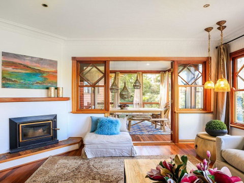 Treetops - Elegant, Inviting, Designer, Cedar Home - Dalby Accommodation 0