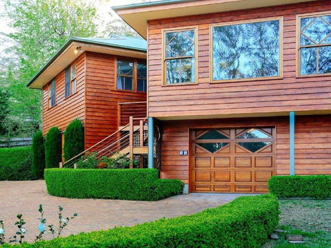 Treetops - Elegant, Inviting, Designer, Cedar Home - Dalby Accommodation 2