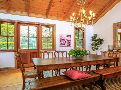 Treetops - Elegant, Inviting, Designer, Cedar Home - Dalby Accommodation 3