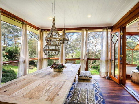 Treetops - Elegant, Inviting, Designer, Cedar Home - Dalby Accommodation 1