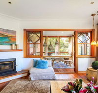 Treetops - elegant inviting designer cedar home - Dalby Accommodation