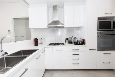 Trendy, Self Contained Inner City Apartment - Dalby Accommodation 1