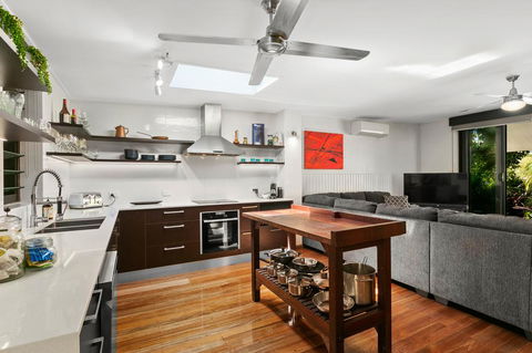Tropical House, Pool And Extra Bungalow, 4 Bedrooms - Dalby Accommodation 3