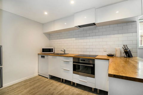 Tropical Townhouse With Two Courtyards And Pool - Dalby Accommodation 3