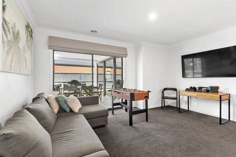 Tubular Beach House 34 - Dalby Accommodation 2