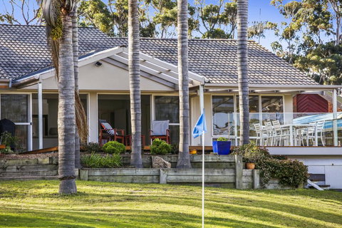 Tura Beach Golf Stays - Dalby Accommodation 0