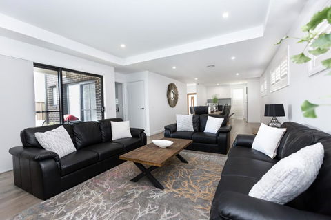 TWO TEN Sleeps 10! Luxury CBD Accommodation - Dalby Accommodation 2