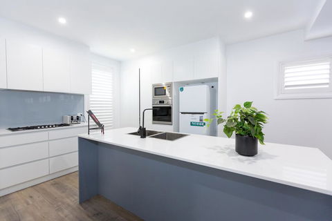 TWO TEN Sleeps 10! Luxury CBD Accommodation - Dalby Accommodation 3