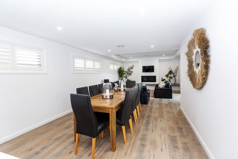 TWO TEN Sleeps 10! Luxury CBD Accommodation - Dalby Accommodation 1