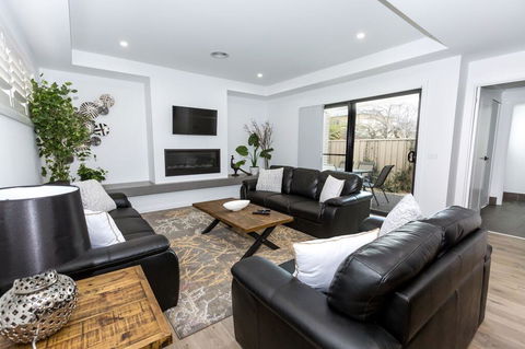 TWO TEN Sleeps 10! Luxury CBD Accommodation - Dalby Accommodation 0
