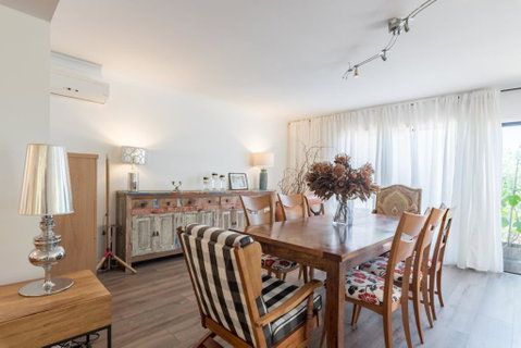 ULTRA SPACIOUS STYLISH HOME IN PRESTONS - SYDNEY - Dalby Accommodation 1