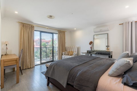 ULTRA SPACIOUS STYLISH HOME IN PRESTONS - SYDNEY - Dalby Accommodation 2
