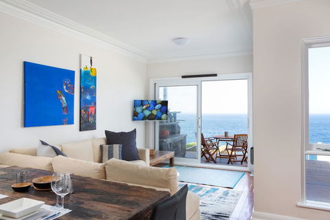 Unbelievable Clifftop Townhouse With Ocean Views - Dalby Accommodation 1