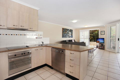 Unit 3, On The Park, 22 Frank Street Coolum Beach, 400 BOND, LINEN INCLUDED - Dalby Accommodation 2