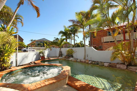 Unit 4, Coolum Sands Apartments, 34 First Avenue Coolum Beach, 400 BOND, LINEN SUPPLIED - Dalby Accommodation 0