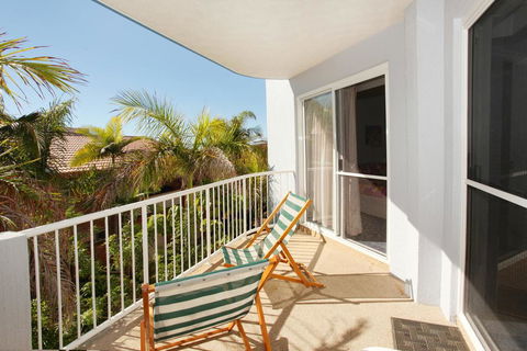Unit 4, Coolum Sands Apartments, 34 First Avenue Coolum Beach, 400 BOND, LINEN SUPPLIED - Dalby Accommodation 1
