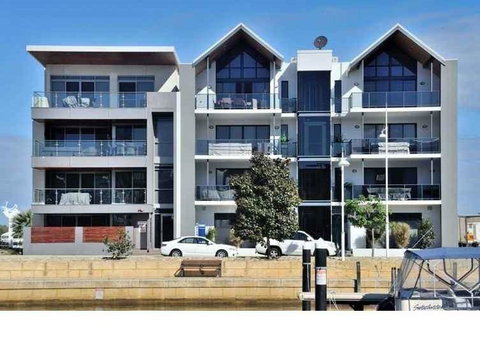 Venetian Canal 1 Bedroom Apartment - Dalby Accommodation 0