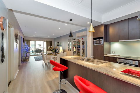 Venetian Canal Apartment-Close To Beaches And Marina - Dalby Accommodation 0