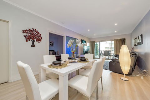 Venetian Canal Apartment-Close To Beaches And Marina - Dalby Accommodation 1